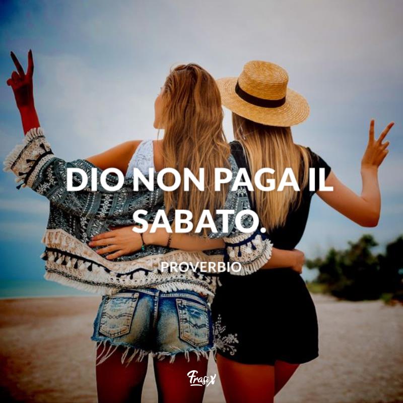 Frasi buon weekend proverbio Ragazze abbracciate in spiaggia