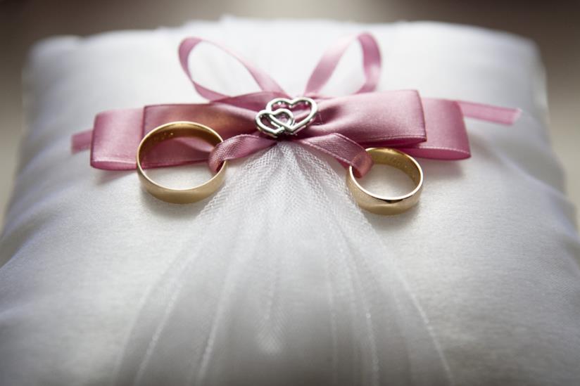 Frasi sul matrimonio simpatiche Fedi nuziali su cuscino