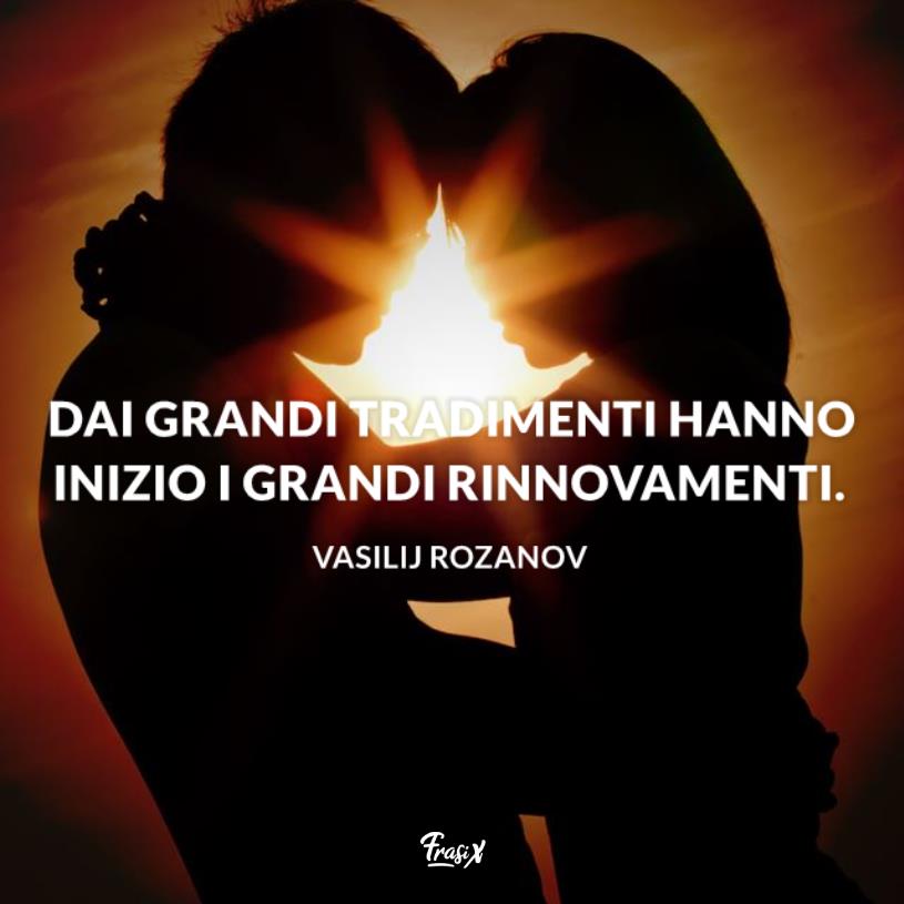 Frasi tradimento Rozanov Coppia in penombra abbracciata