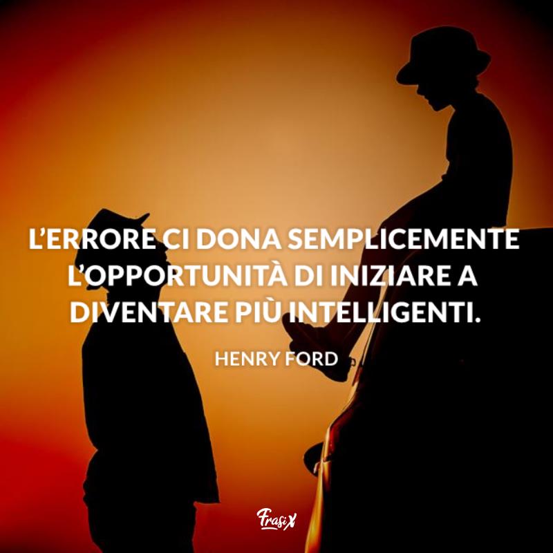 Frasi sugli errori ford Uomo osserva un bambino seduto sul tettuccio di un auto