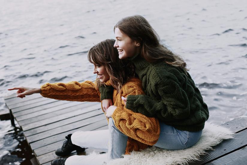 Frasi da dedicare alla migliore amica Ragazze insieme su un pontile