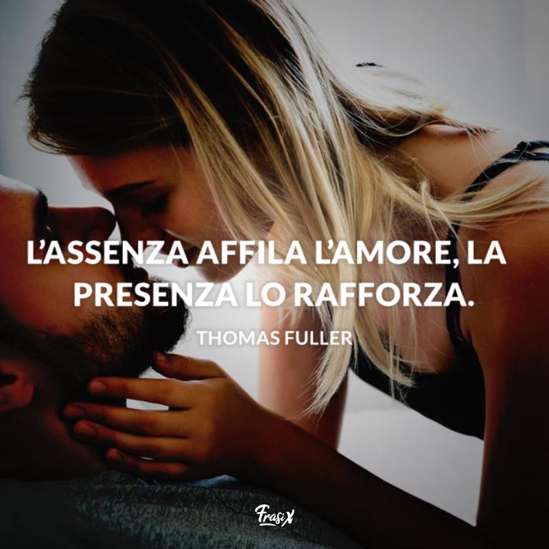 Frasi per dire mi manchi fuller Ragazza protesa verso l'uomo per baciarlo