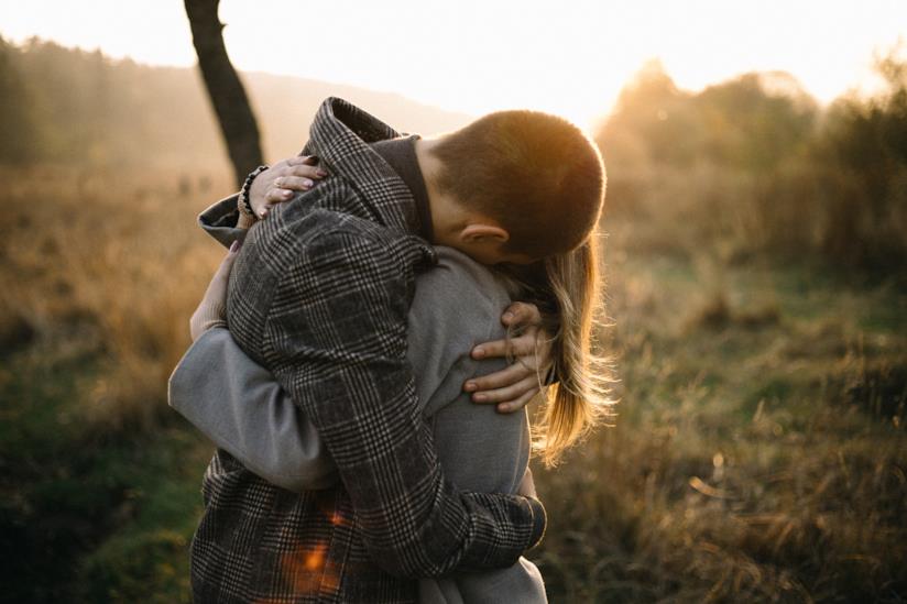 Frasi sugli abbracci Un uomo e una si abbracciano