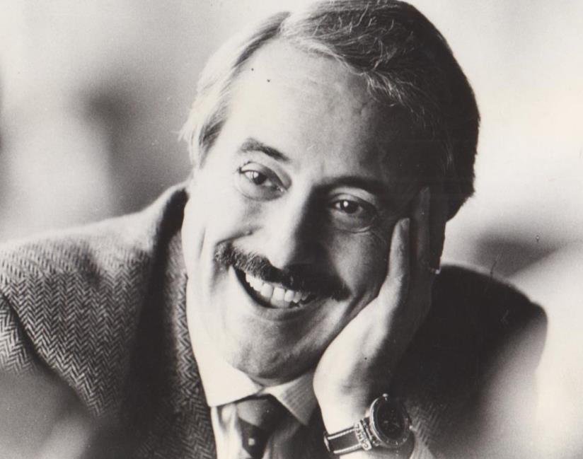 Una selezione di frasi pronunciate da Giovanni Falcone contro la mafia e sulla vita Una selezione di frasi di Giovanni Falcone che parlano di mafia e vita