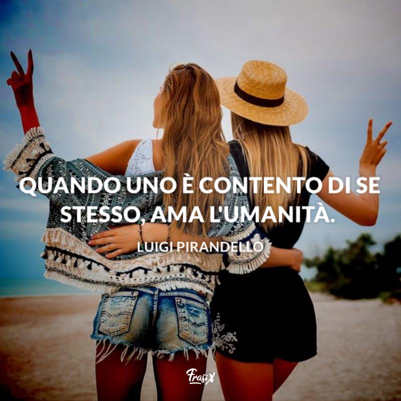 Frasi pirandello contento di se stesso Ragazze abbracciate al mare