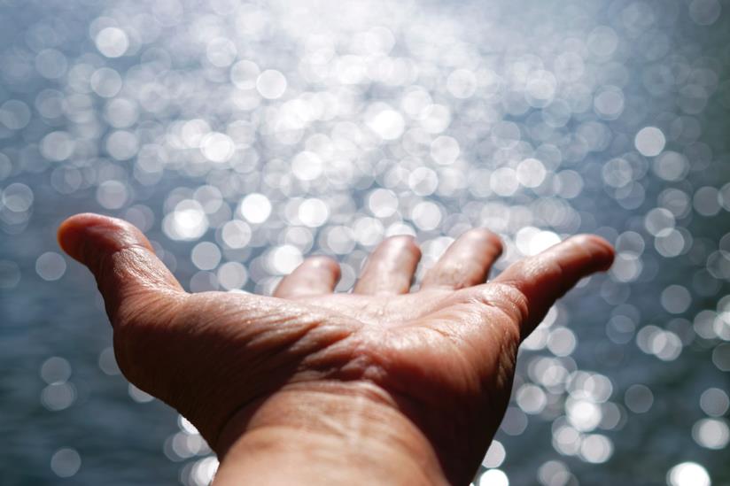 Frasi sulla speranza Mano tesa in segno di speranza