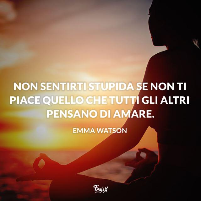 Frasi femministe Non sentirti stupida se non ti piace quello che tutti gli altri pensano di amare.