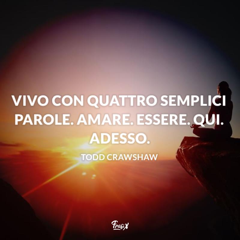 Frasi zen todd Ragazza medita su un promontorio al tramonto