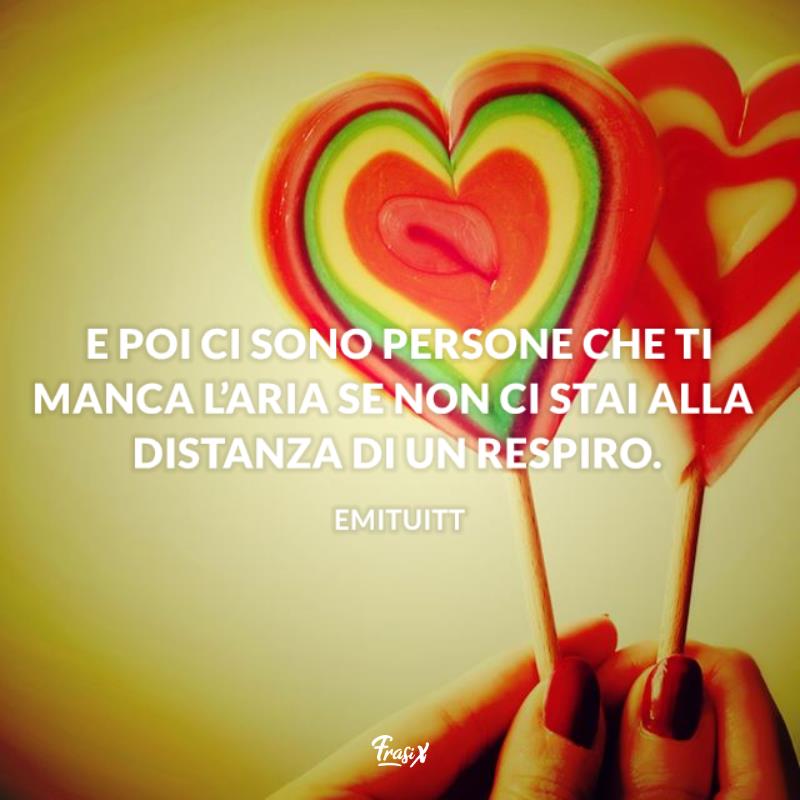 Frasi per dire mi manchi emituitt Ragazza tiene in mano due leccalecca a forma di cuore