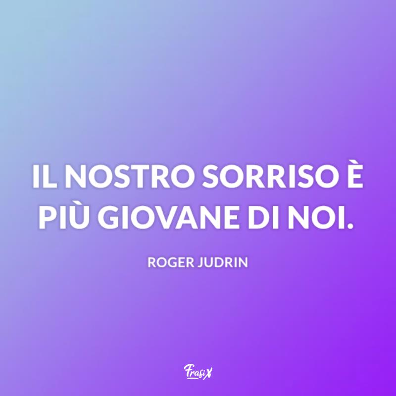 Frasi sul sorriso judrin Sfondo viola scuro