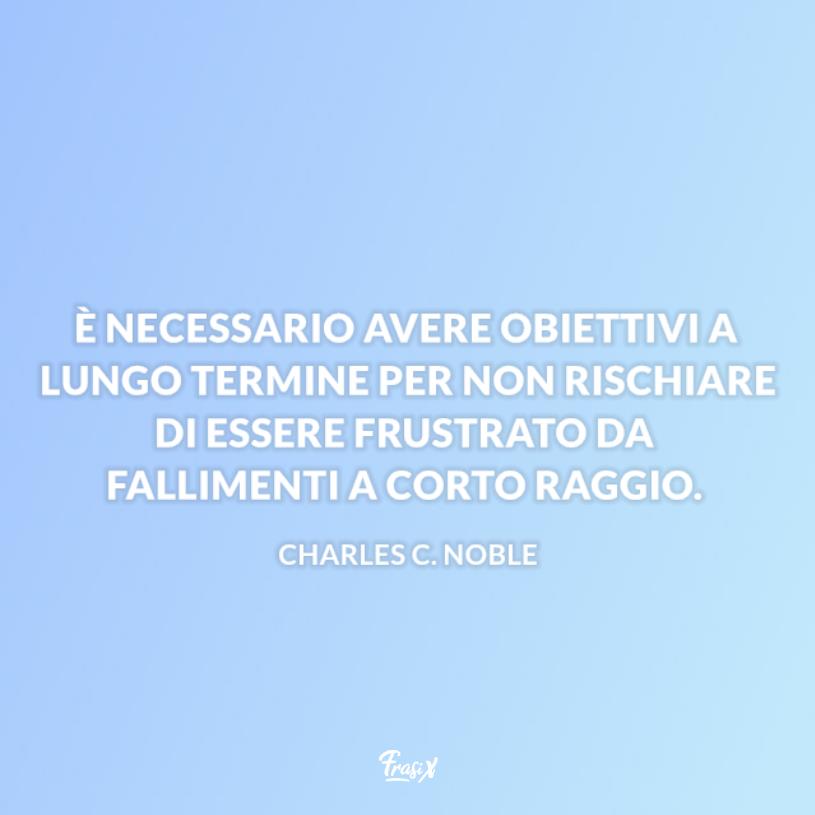 Frasi raggiungere un obiettivo noble Sfondo celeste chiaro
