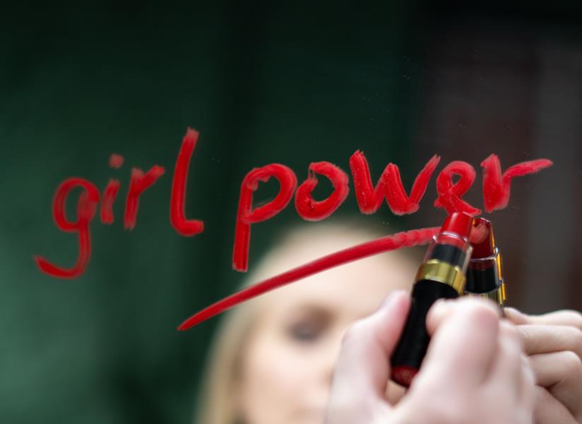 Le frasi femministe più significative e belle da cui farsi ispirare Ragazza scrive Girl Power con il rossetto sullo specchio