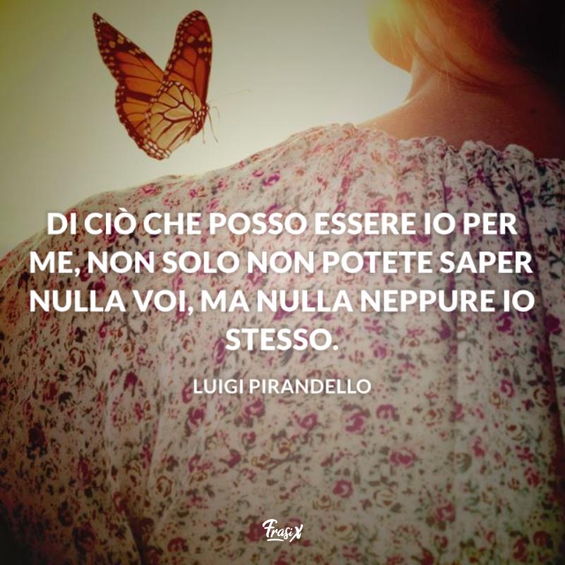 Frasi Pirandello conoscersi Donna con una farfalla che volteggia vicino alla spalla