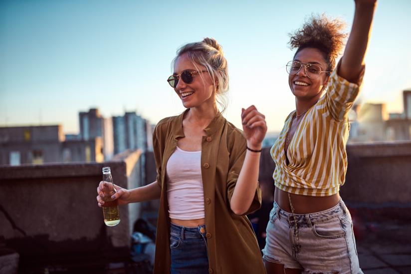 Frasi di Buon Weekend Due ragazze festeggiano l'arrivo del Weekend