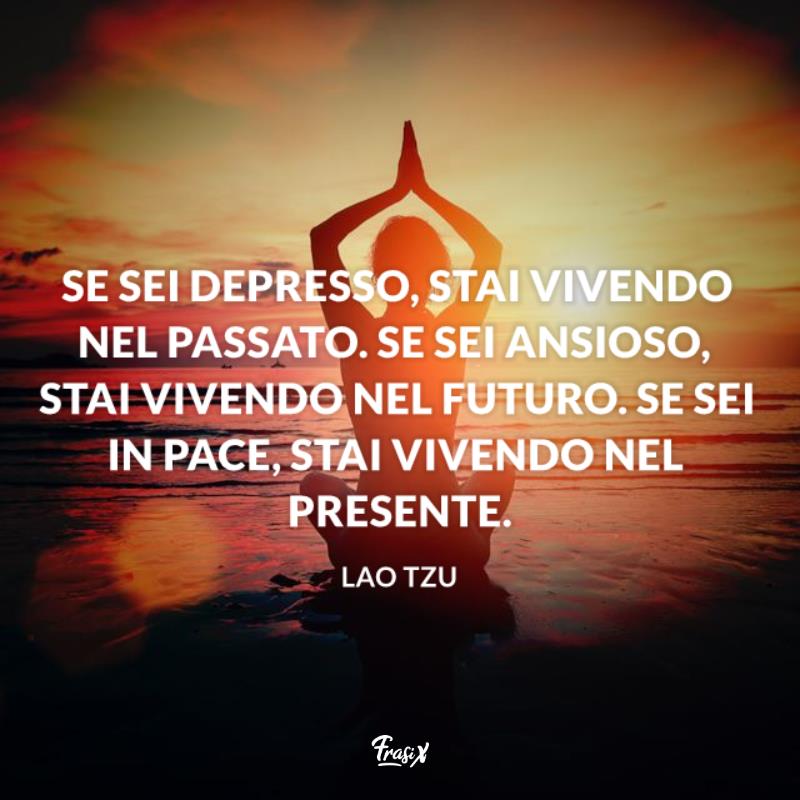 Frasi zen depressione Ragazza medita in riva al mare