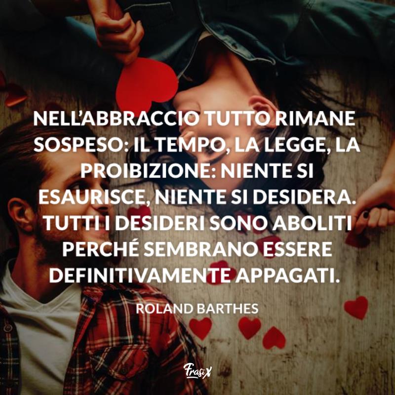 Frasi sugli abbracci Roland Ragazzo e ragazza si guardano intensamente