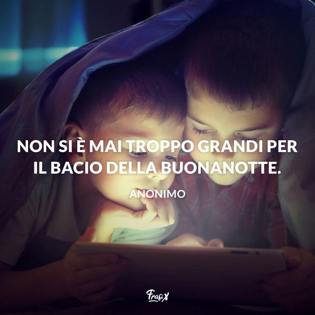 Immagini Buonanotte Non si è mai troppo grandi per il bacio della buonanotte.
