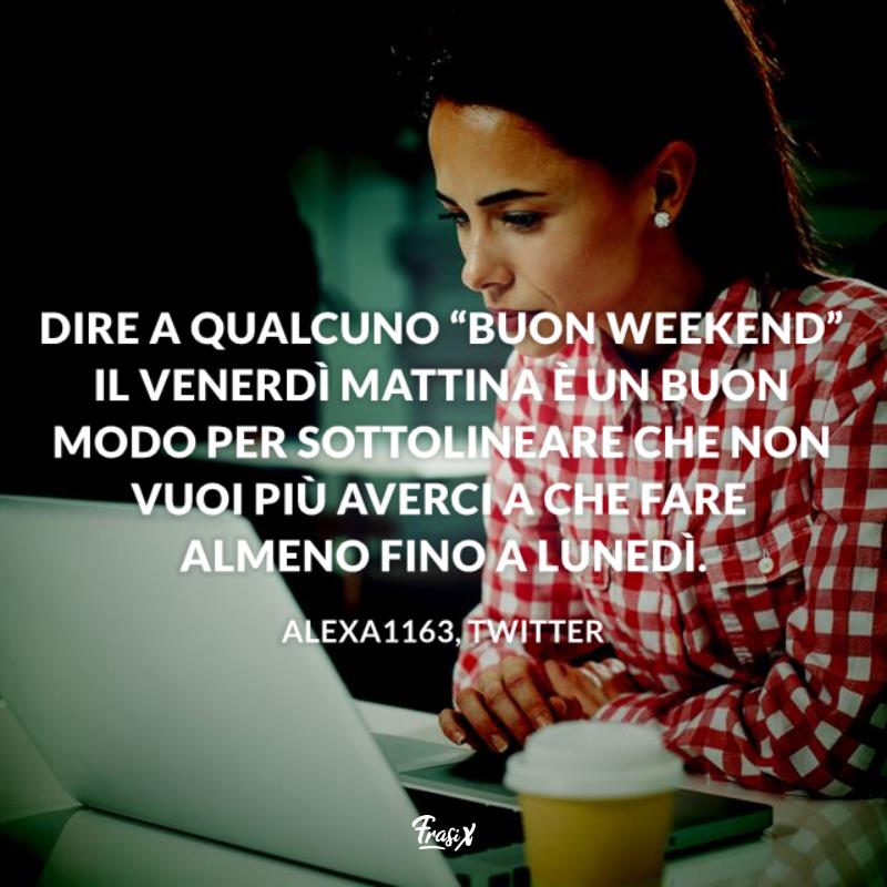 Frasi buon weekend fine settimana Ragazza lavora al computer