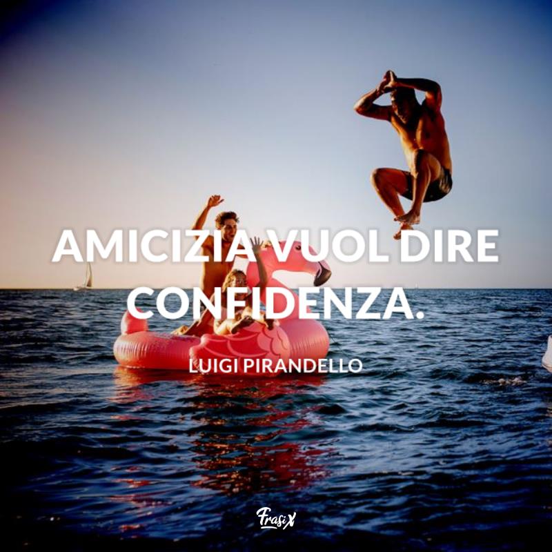 Frasi Pirandello amicizia Ragazzi si divertono in acqua al mare