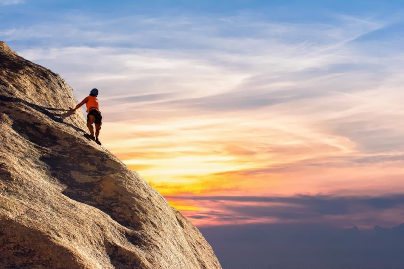 Frasi sulla determinazione Ragazza scala una montagna