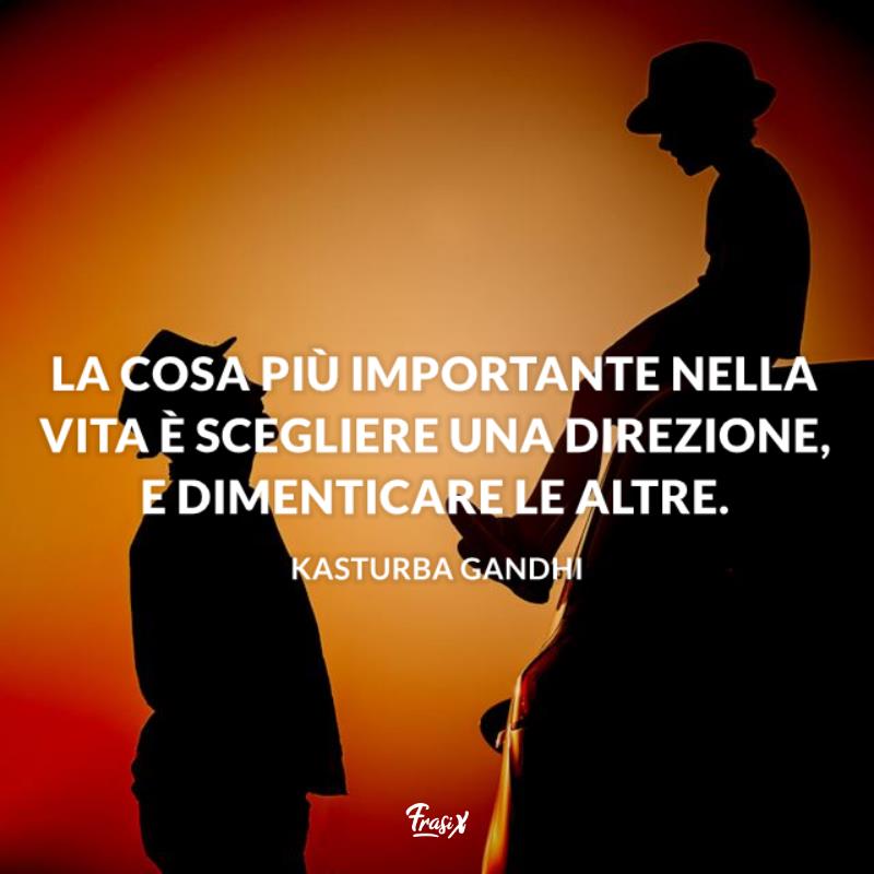 Frasi sulle scelte Ganghi Bambino su una macchina guarda un uomo di fronte a lui
