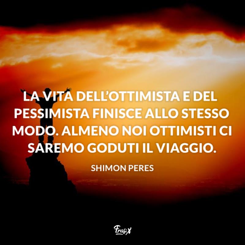 Frasi ottimismo peres Uomo osserva il tramonto sulla cima di un monte
