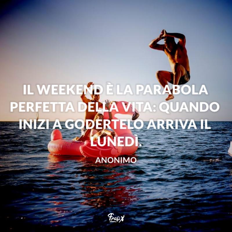 Frasi buon weekend parabola Ragazzi si divertono in mezzo al mare