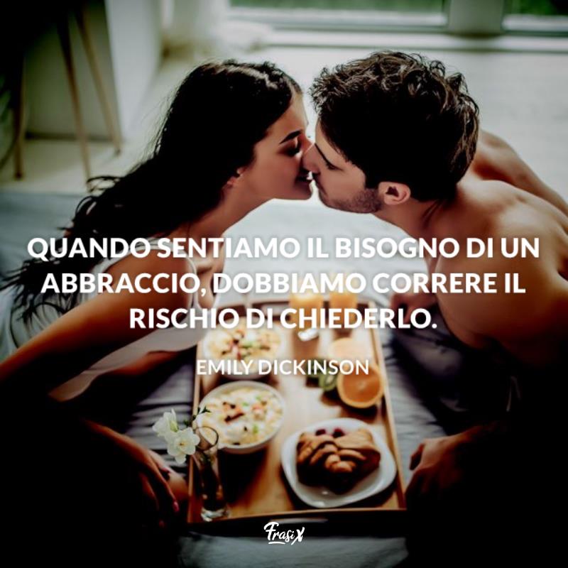 Frasi sugli abbracci emily Coppia si bacia sul letto