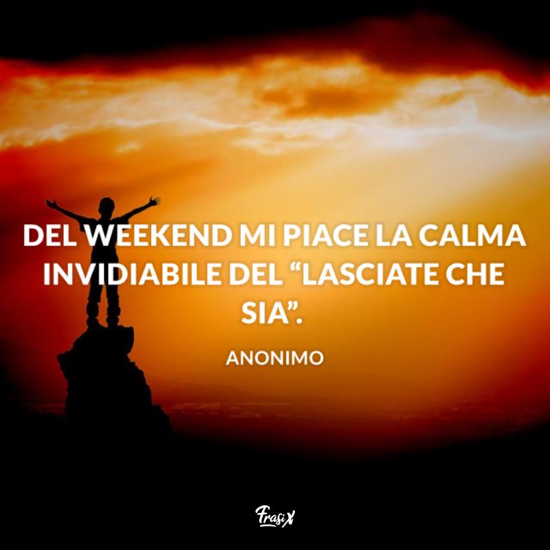 Frasi buon weekend anonimo Ragazzo su una collinetta al tramonto