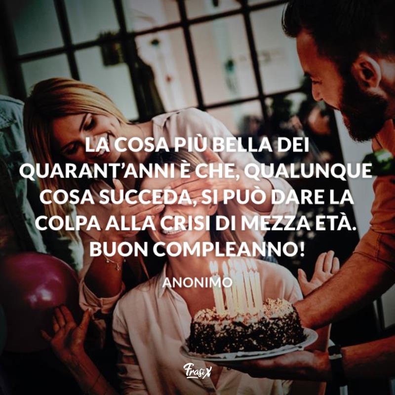 Frasi compleanno 40 anni cose belle Ragazza riceve una torta di compleanno