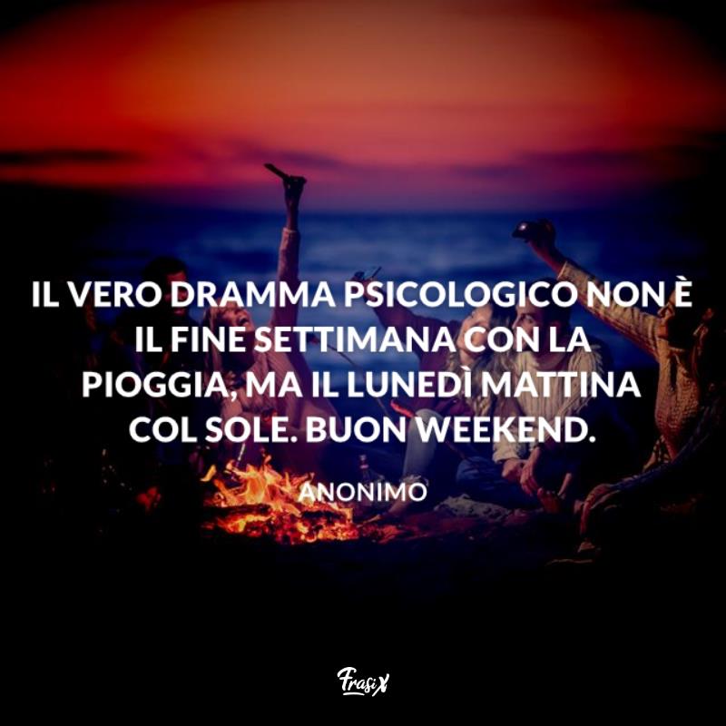 Frasi buon weekend dramma psicologic Ragazzi riuniti intorno a un falò