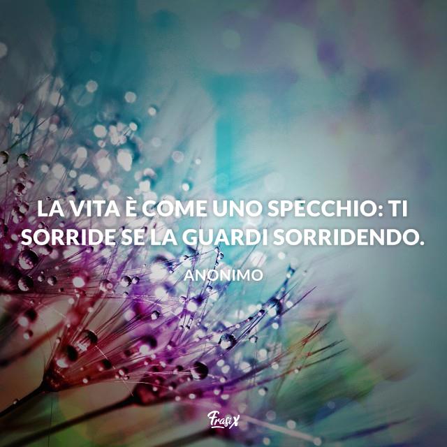 Stati Whatsapp sulla vita La vita è come uno specchio: ti sorride se la guardi sorridendo.