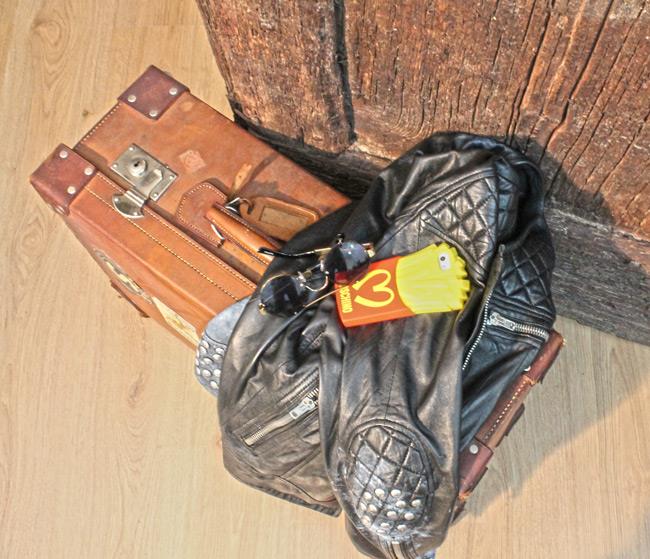 Occhiali da sole di ASOS, giacca in pelle Punto Pelle e case di Moschino