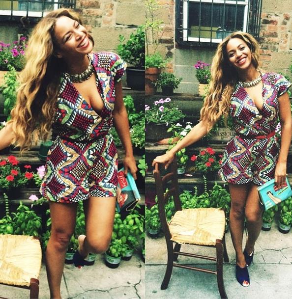 La cantante americana indossa un look con stampe africane