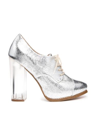 Scarpa argento per il look alla Kim Kardashian per l'estate 2014