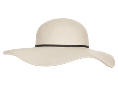 Il cappello a tesa larga per il look di Kim Kardashian per l'estate 2014