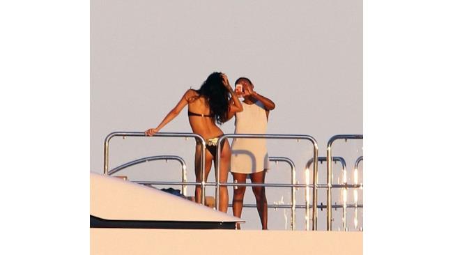 Rihanna è in vacanza in Italia su uno yacht, tutte le foto!
