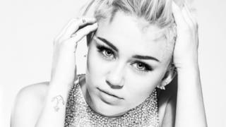 Miley Cyrus vestirà Roberto Cavalli per il suo Bangerz World Tour