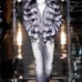 Versace fa sfilare l'uomo in fur coat mood durante la Milano Fashion Week