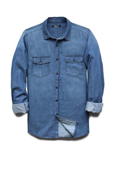 La camicia di Forever 21 è perfetta per avere l'outfit alla Zac Efron style.