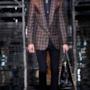 Blazer in tartan per Versace durante la Milano Fashion Week 2014 uomo