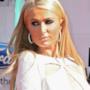 BET Awards 2014 Paris Hilton ha optato per un trucco più ambrato per far risaltare il viso dal suo abito bianco
