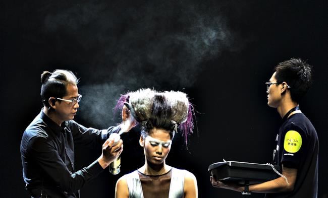 L'inserto di Insane Daily racconta la figura dell'Hair Stylist