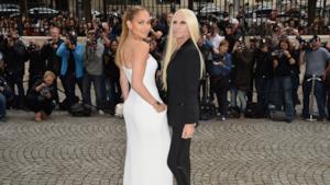 Jennifer Lopez arriva alla sfilata Haute Couture di Versace a Parigi
