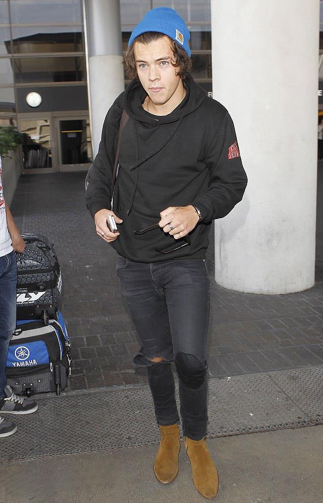 Harry Styles indossa un jeans effetto used