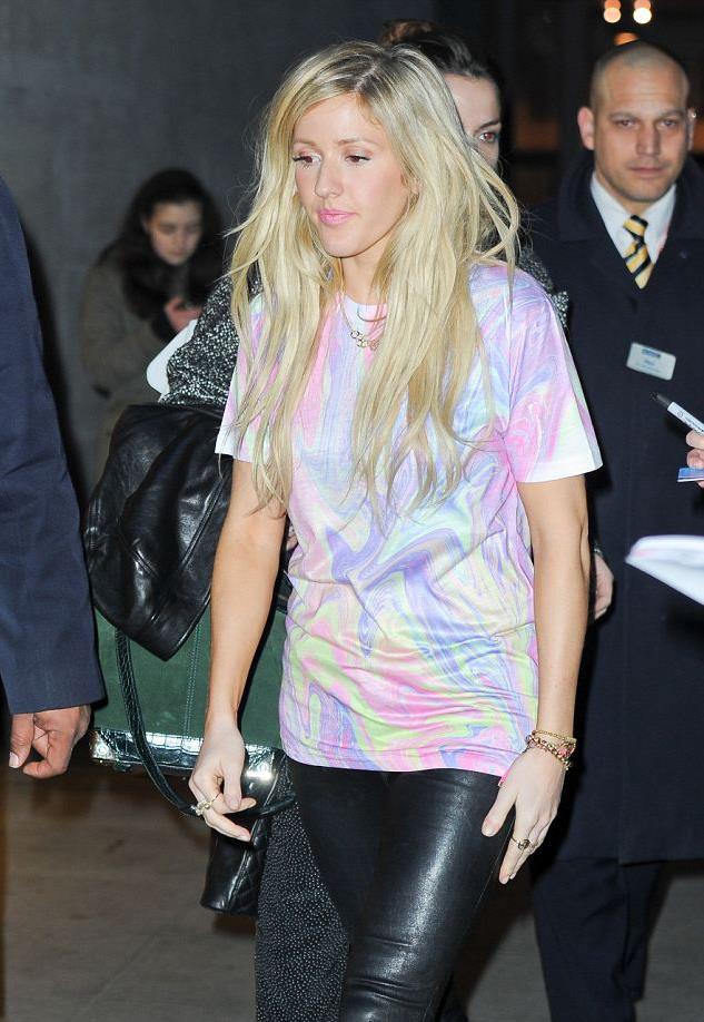 La cantante Ellie Goulding ha un look street style con maglia di Jaded London