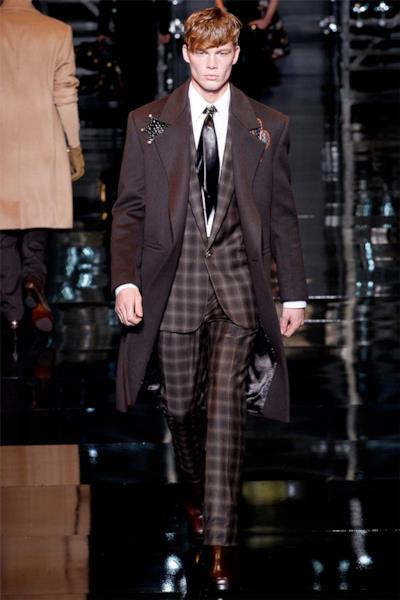 Un uomo chic per Versace collection durante la Milano Fashion Week