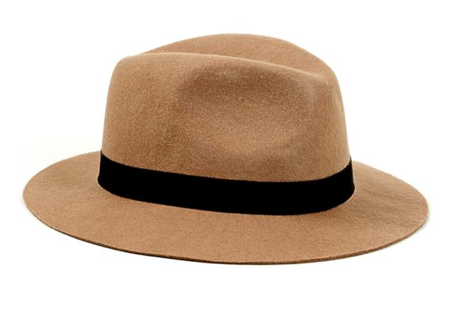 Cappello a tesa larga per la shopping list della settimana