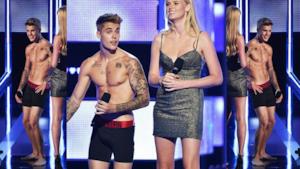 Il cantante Justin Bieber rimane in mutande ai Fashion Rocks 2014