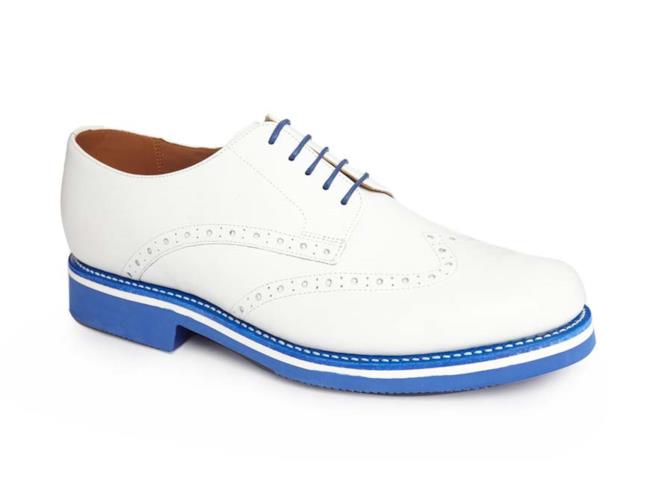 Modello scarpa brogue per l'estate 2014 con toni blu e bianco a contrasto
